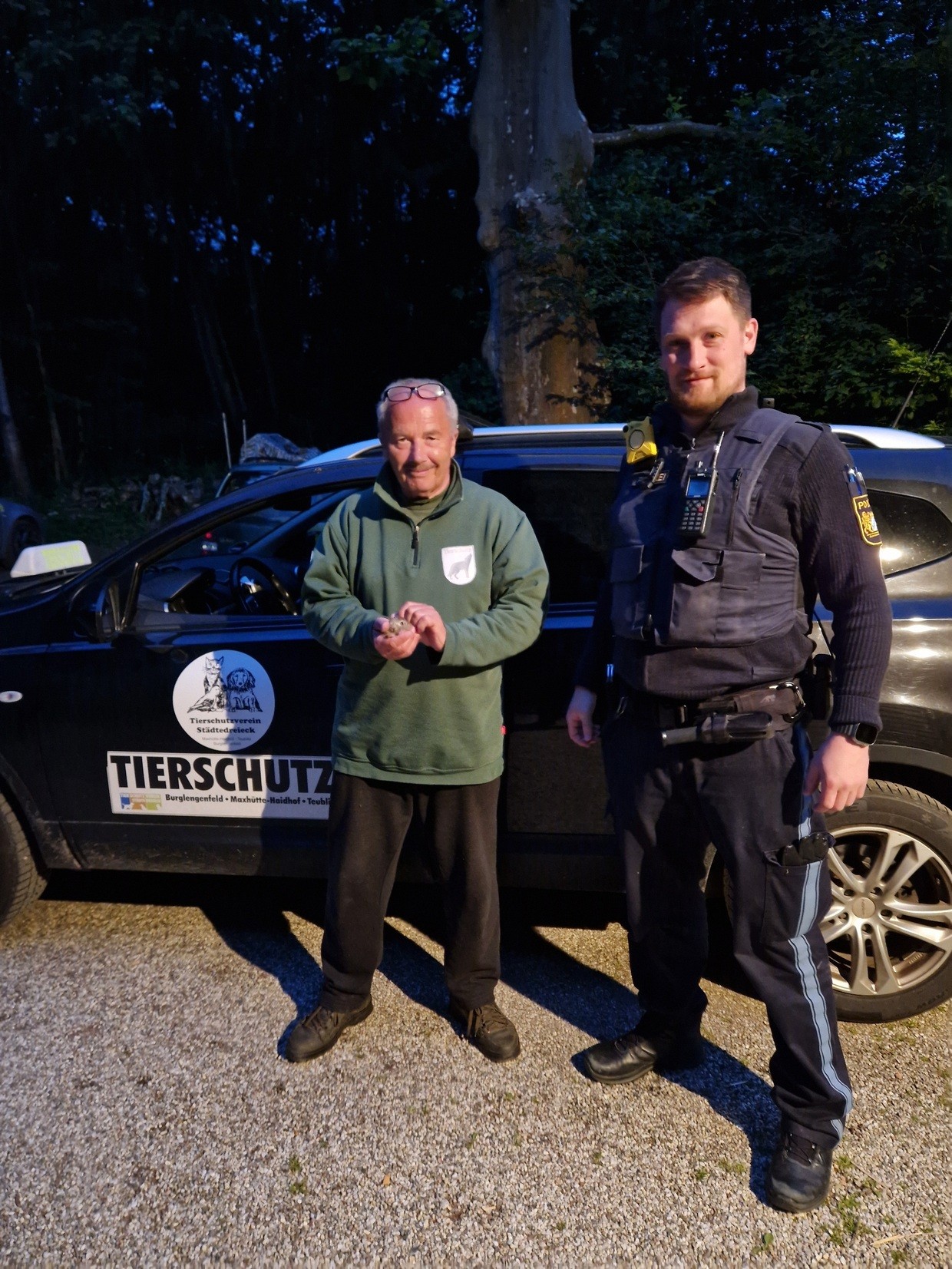 Herr Eberhardt vom Tierschutzverein Städtedreieck, Polizeihauptmeister Christopher Müllner, © Polizeihauptmeister Daniel Tröger, PI Neunburg vorm Wald