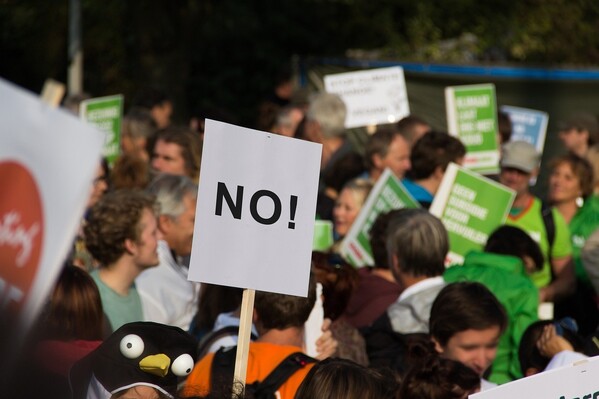 Protest, Demo, Schild, Kundgebung, © Symbolbild // Niek Verlaan auf Pixabay