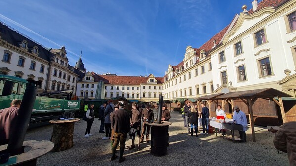 © charivari // Vorbereitungen zum diesjährigen Romantischen Weihnachtsmarkt im Innenhof von Schloss Thurn und Taxis laufen