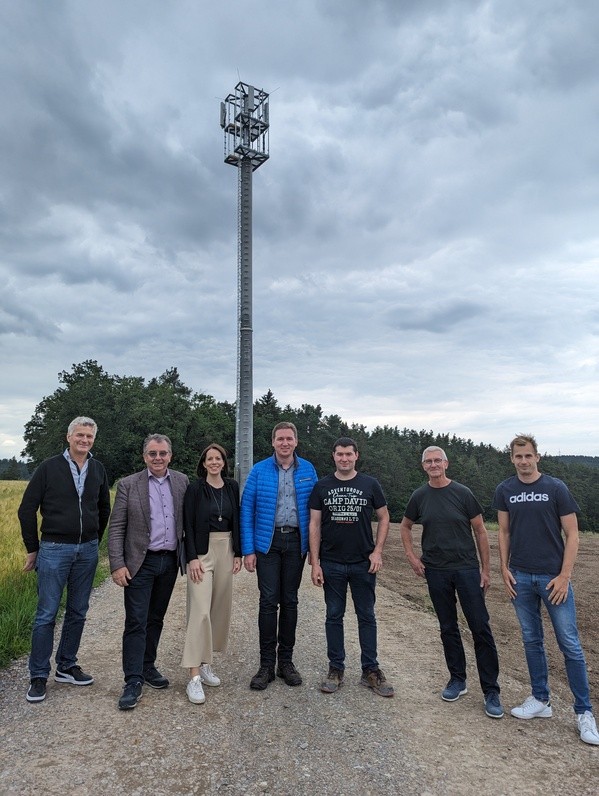 Hubert Bayerl (Firma Freitag), Alois Scherer, Geschäftsleiterin Marina Brückner, Benjamin Boml, Johann Hochmuth, Herr Degenkolb und Thomas Wittmann (Firma Fuchs Europoles) (Alexandra Oppitz), © Stadt Nittenau / Presse