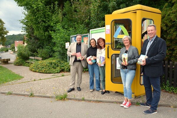 © Bürgermeister Thomas Beer, VHS-Geschäftsführerin Petra Meier, Büchereileiterin  Erika Reindl, Büchereimitarbeiterin Pia Pielmeier und Kämmerer Georg Beer bei der  Bücherzelle in Münchshofen. (Foto: Thomas Stegerer)