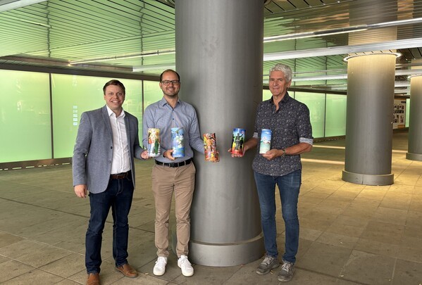 © City-Manager Christian Eisner mit Matthias Auhuber (Center-Manager „NeuerMarkt“) und dem Vorsitzendem des Kunstkreis Jura, Oskar Reitmeier, mit einigen der 37 Entwürfe in der Passage. Foto: Nicole Schott