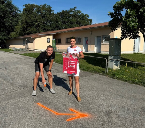 © Zum Bild: Markus Süß (links) und Sabine Eichinger (rechts) vom Organisationsteam bei der  Streckenmarkierung am Rande der Badestelle Saltendorf. (Foto: Christina Meier,  Geschäftsstelle Städtedreieck)