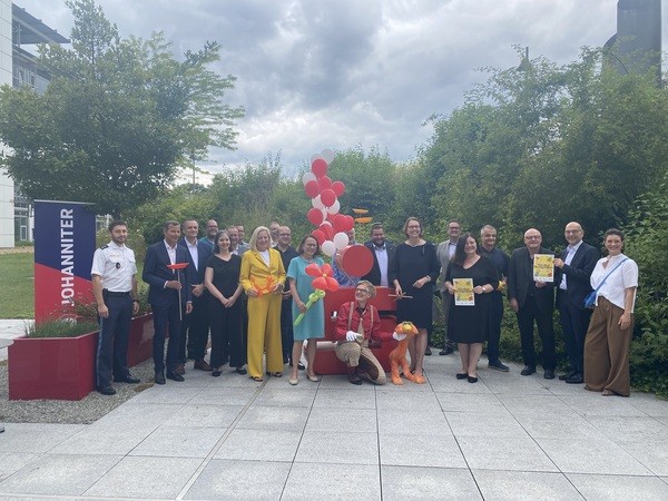 © Vertreterinnen und Vertreter von teilnehmenden Vereinen und Sponsoren, Oberbürgermeisterin Gertrud Maltz-Schwarzfischer, Irene Dullinger (Vorstandsvorsitzende des Hauptsponsors Sparkasse Regensburg), Tobias Karl (Mitglied des Regionalvorstands der Johanniter-Unfall-Hilfe in Ostbayern), Armin Wolf (Vorstandsmitglied des Stadtmarketings Regensburg)