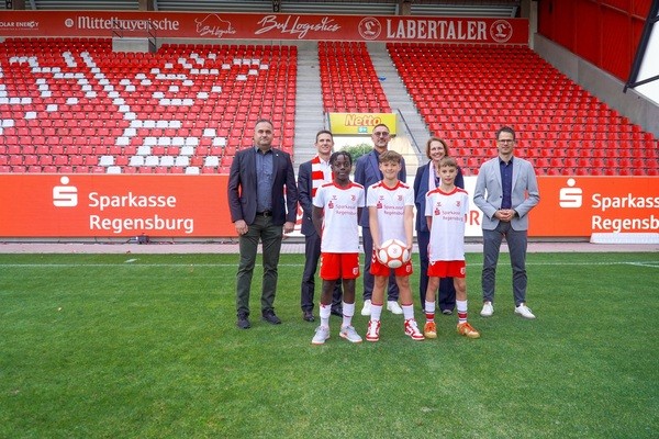 Sparkasse Regensburg bleibt dem Jahn als Sponsor erhalten, © Foto: Liedl / SSV Jahn