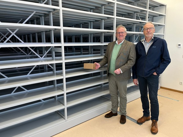 Oberbürgermeister Andreas Feller vor dem Umzug des Stadtarchivs vor einem noch leeren Regal im alten Krankenhaus, © Foto: Pressestelle Stadt Schwandorf