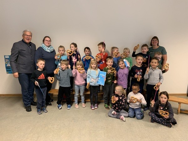 HWK-Vizepräsident Gerhard Ulm (li.) zu Besuch in der Kindertagesstätte St.  Stephan in Waldmünchen, © Foto: HWK/Ulm